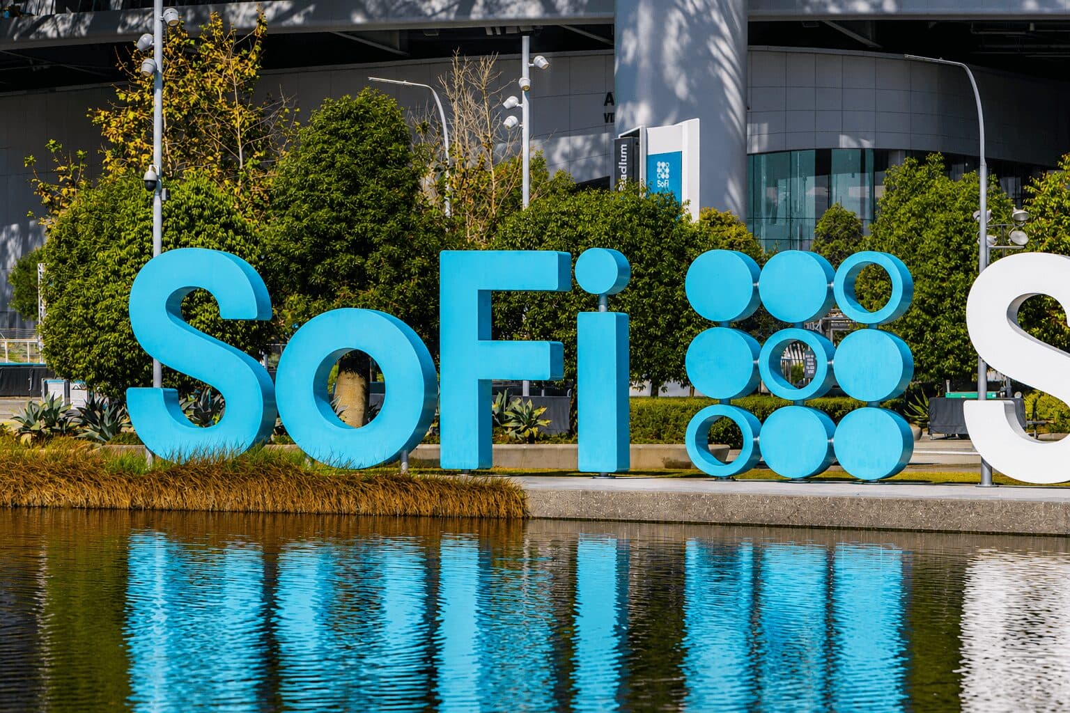 SoFi Moves Its Card Program to Stablecoin Settlement, Keeping Visa and Mastercard in the Loop