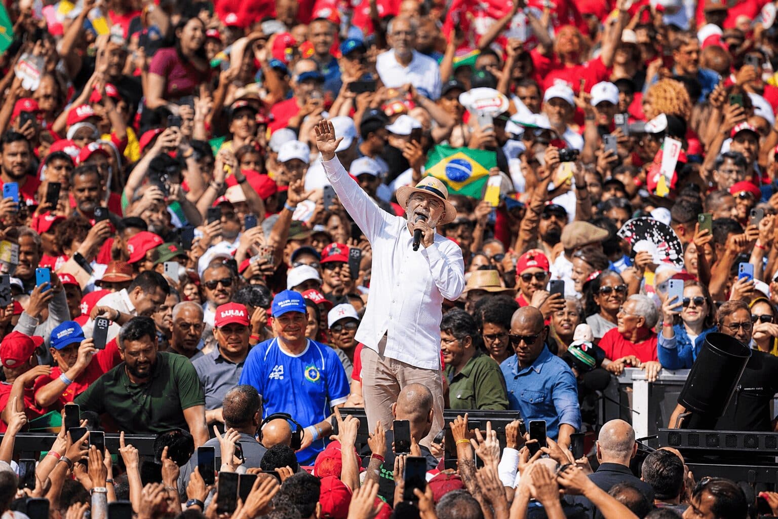 Lula Holds Narrow Lead Over Flavio Bolsonaro as Brazil Heads Into First-Round Vote